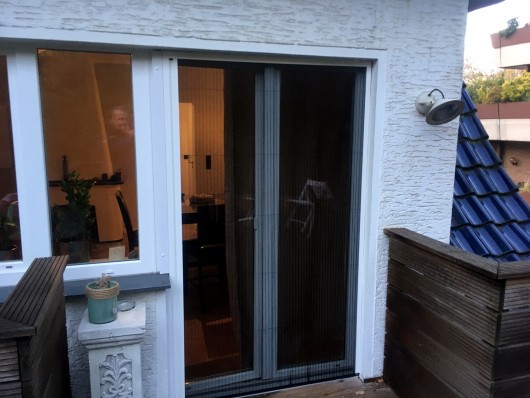 Insektenschutzplissee für Tür nach Maß Insektenschutzplissee  Insektenschutzrollo für Türen kaufen bei gransio.com in Coesfeld Dülmen Haltern Marl Gladbeck Dorsten Bottrop Essen Oberhausen Duisburg Nühlheim Mettmann Rattingen Krefeld Willich Dortmund Bochum Düsseldorf Meerbusch Kempen Kleve We